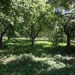 Le Jardin-chambres D'hotes En Baie Bed and breakfast Cahon